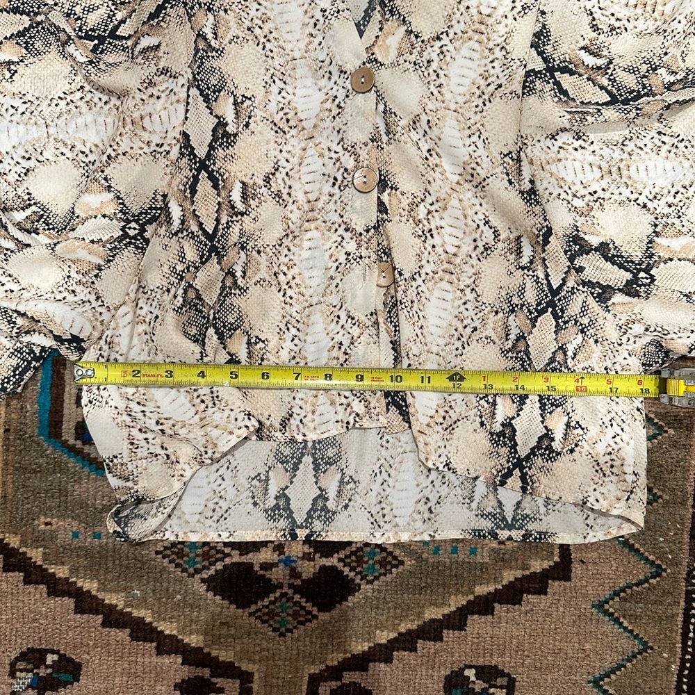 Animal print Snakeskin blouse by Karlie with wood buttons and oversized sleeves - Picture 6 of 7